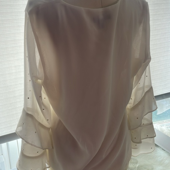 Beautiful white classy top with pearl buttons size PS - Picture 4 of 5